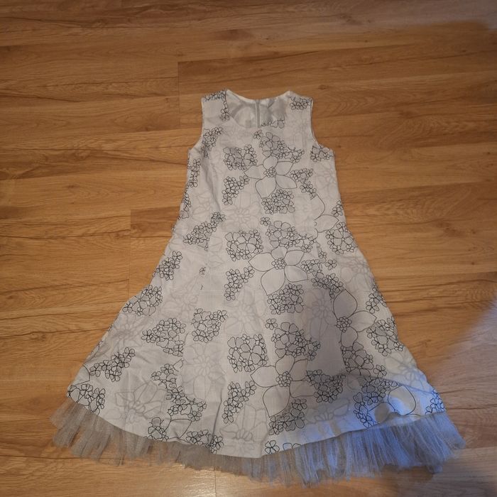 Biała dziecięca sukienka z halką pod spodem