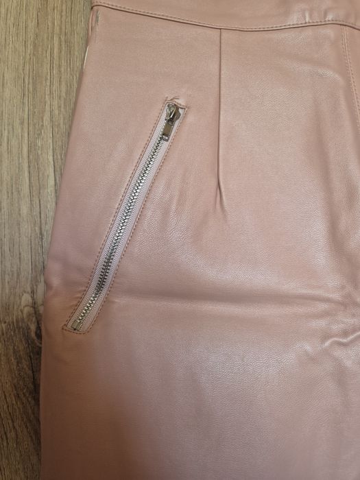 Spódnica w kolorze pudrowego różu