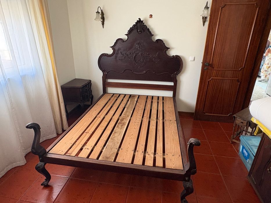 Cama casal e mesas cabeceira antiga madeira