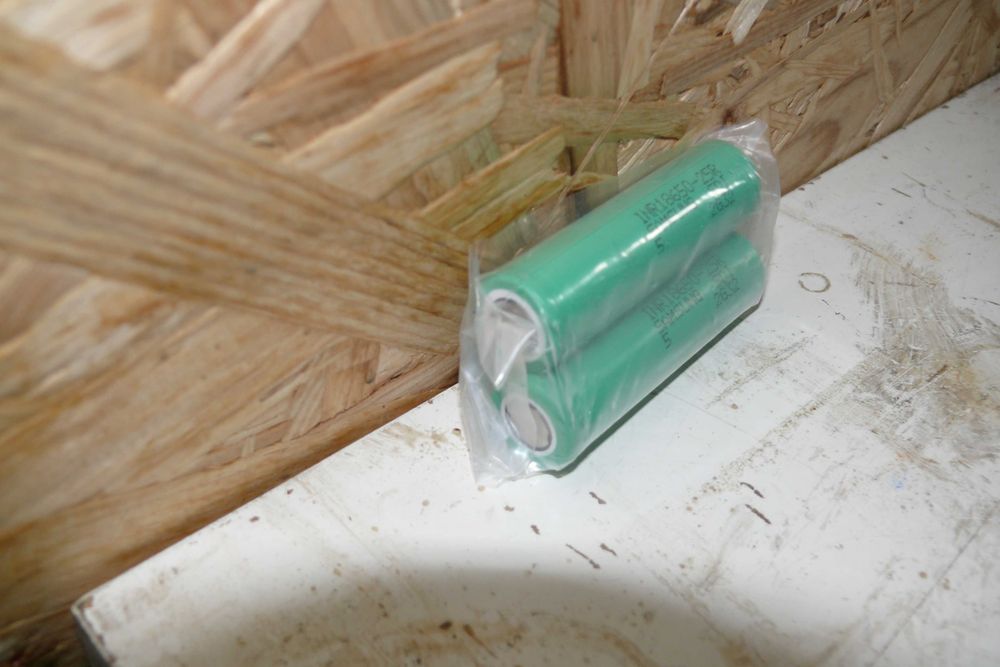 Conjunto de duas baterias recarregáveis Samsung.