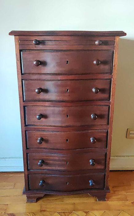 Móvel antigo de apoio