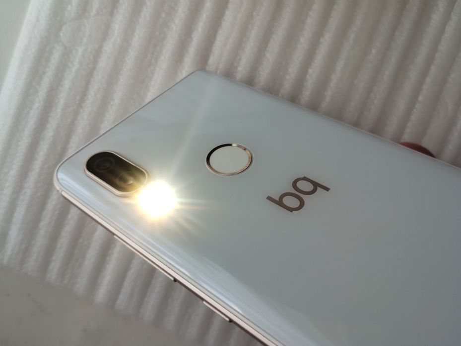 смартфон  BQ Aquaris X2,бу,стан нового,дефекти прошивки