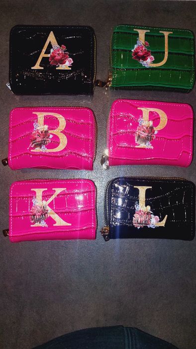 Portfel z literka lakierowane