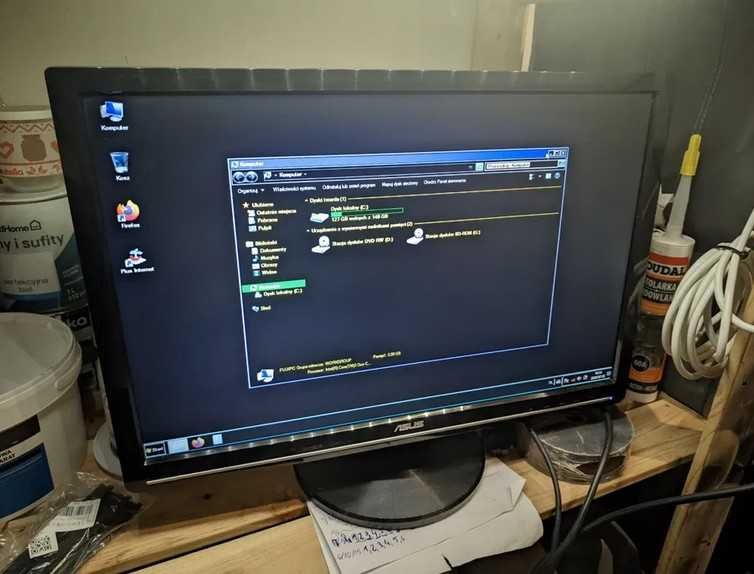 Monitor Asus 22 cale, sprawny z okablowaniem