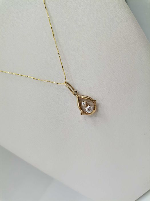 Złota zawieszka z cyrkoniami.