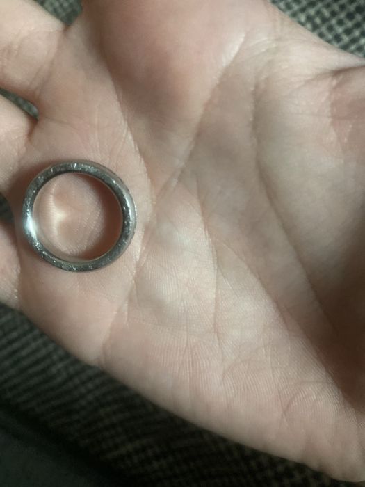 Anel de prata com diamantes falsos