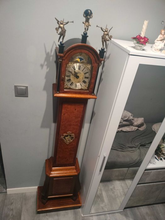 Antyczny zegar stojący