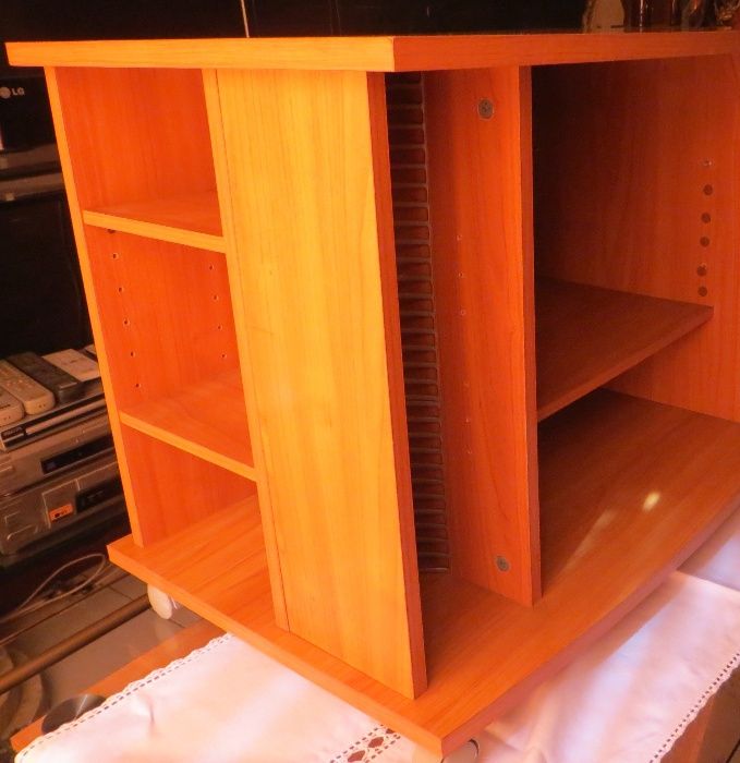 Móvel TV c/ suporte 60 CD, 2 prat. DVD e 6 p/ DV´s / Filmes