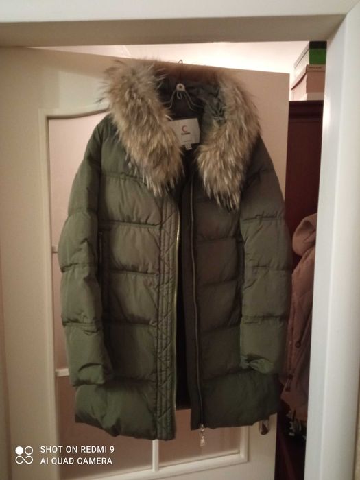 Пуховик женский  оливкового цвета с натуральным  мехом