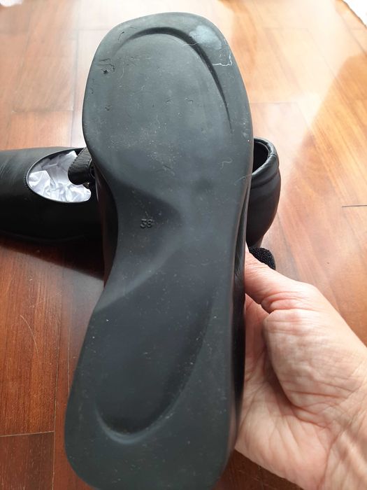 Sapatos pretos em pele com velcro