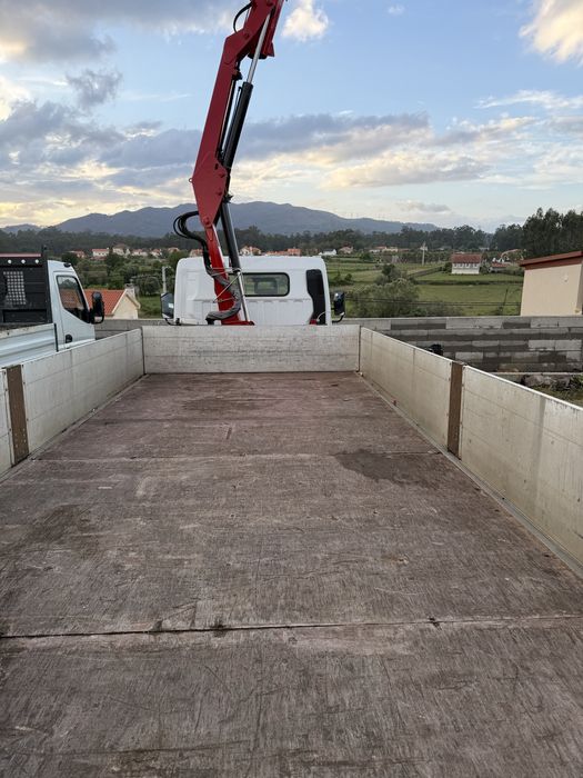 Mitsubishi Fuso com grua de 12M estrado