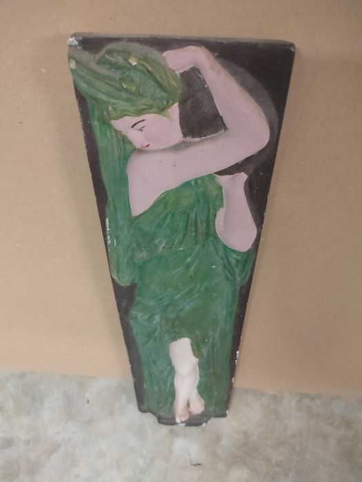 Placa em gesso de figura feminina em relevo.
