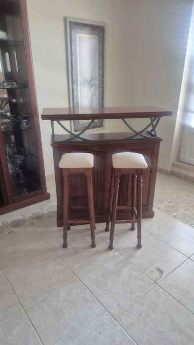 Mesa de cerejeira  com ferro mais bar com mesa evdois bancos