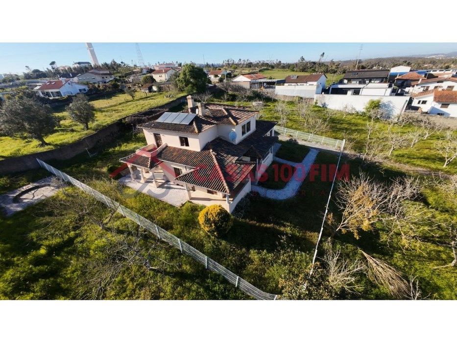 5-Bedroom Villa on a 1,700 m² Plot in Barosa-Le...