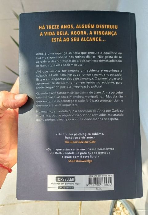 Livro "A salvo comigo" de K.L. Slater
