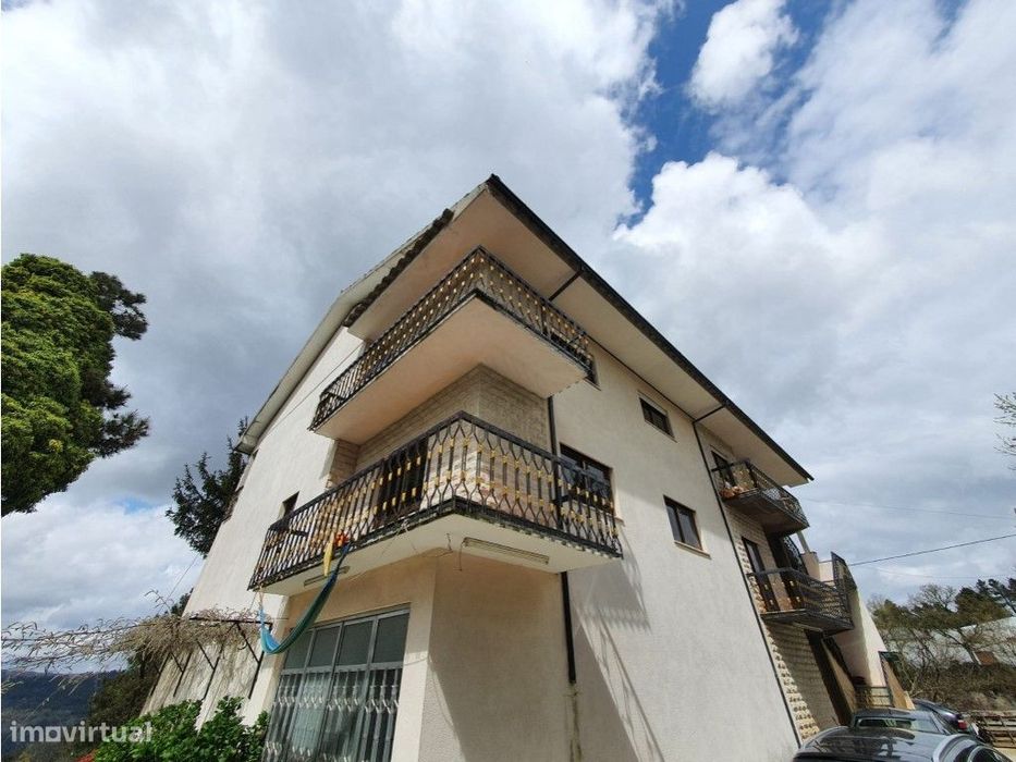 Moradia em Sernancelhe para investimento, com vistas sobre o campo