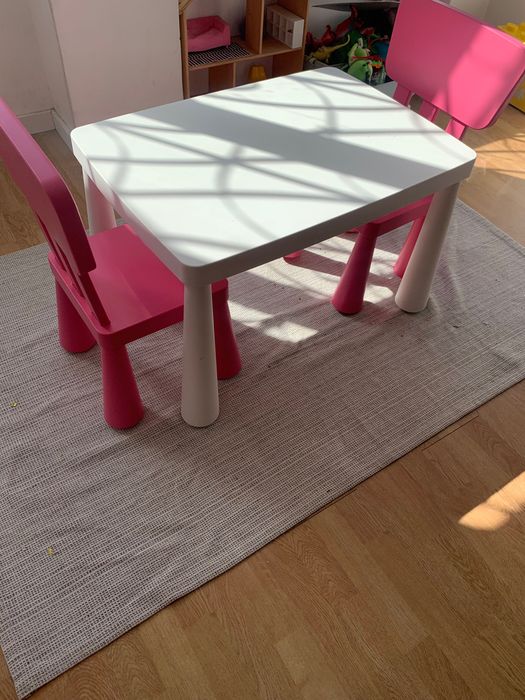 Mesa para criança com cadeiras