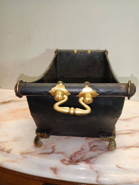 Vaso ou floreira decorativa de estilo antigo, feita de metal ferro fun