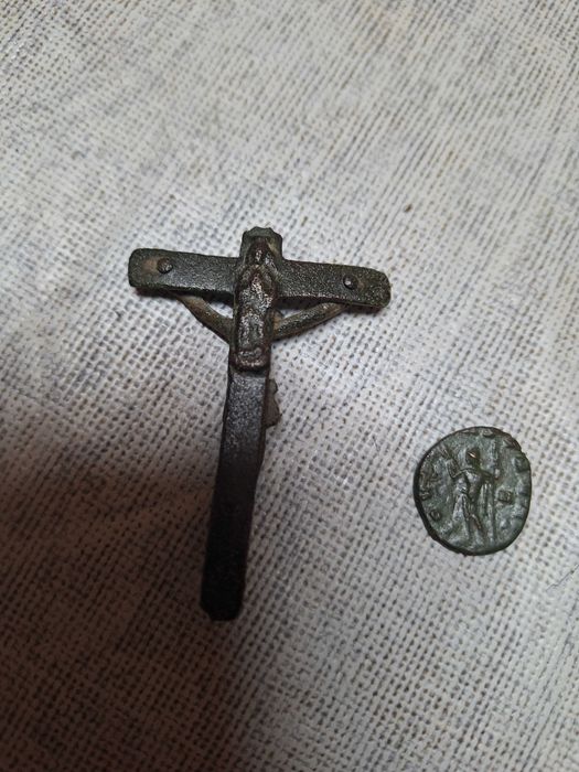 Moedas romanas 2, 1 cruzifixo, 5 medalhas da Verónica, 1 moeda escudo