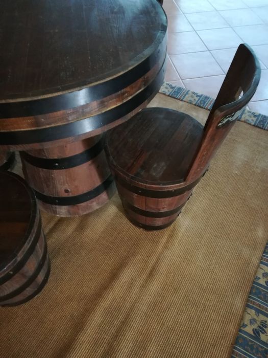 Mesa e cadeiras feita pipos