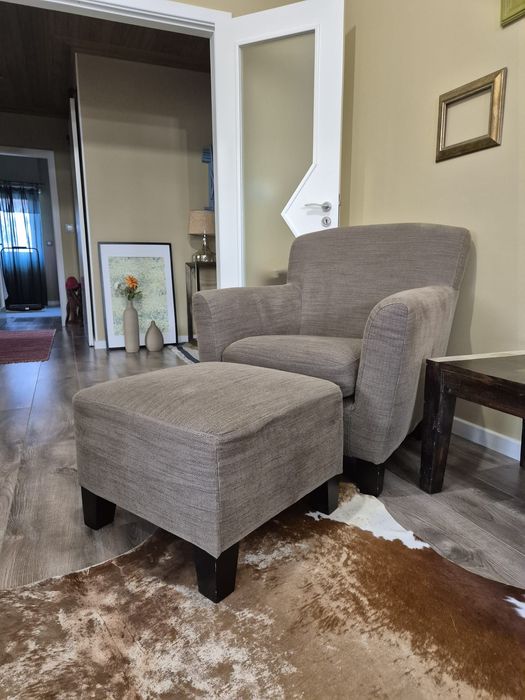 Poltrona Ikea com repousa‑pés