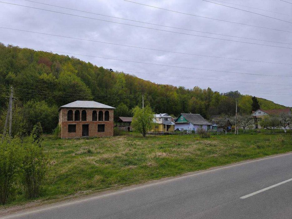 Продаю двоповерховий будинок з ділянкою біля лісу в Косові.