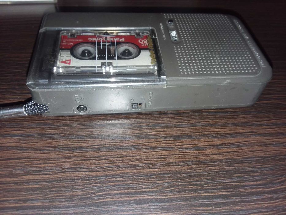 Діктофон RadioShack в ідеальному стані з 2 касетами Panasonic MC-60