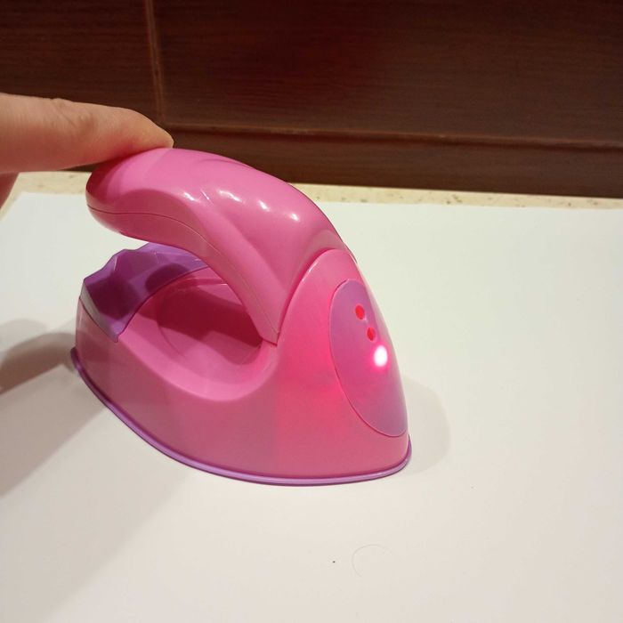 Детская гладильная доска и утюг