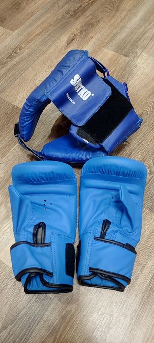 Боксерські рукавички та шолом