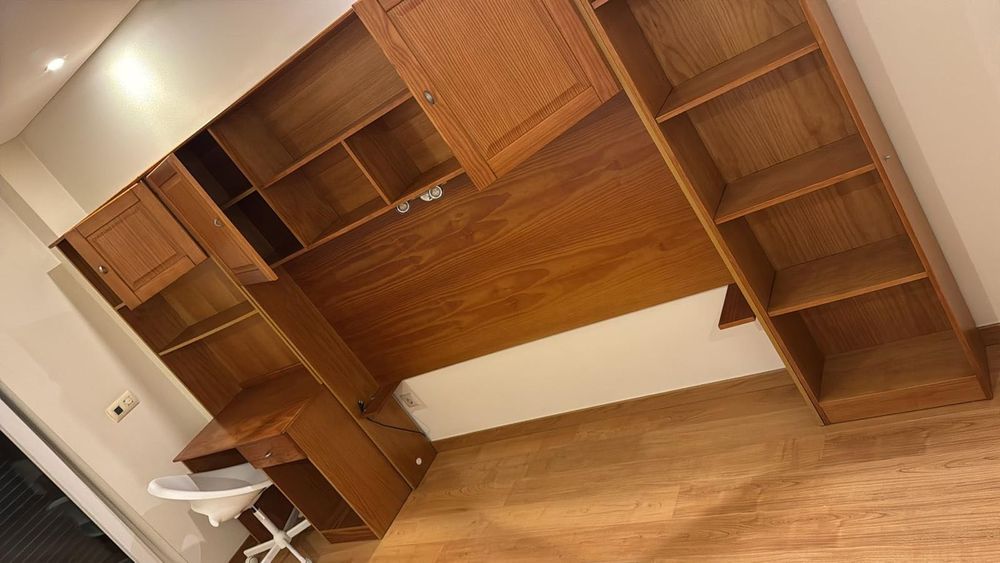Móvel de escritório/quarto em madeira maciça c/ secretária e arrumação
