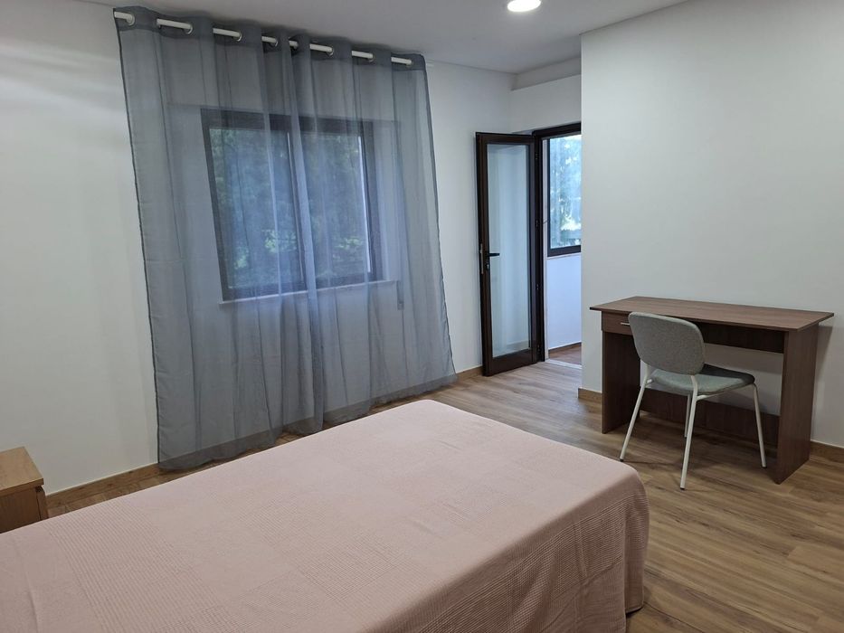 Arrenda-se quartos a estudantes