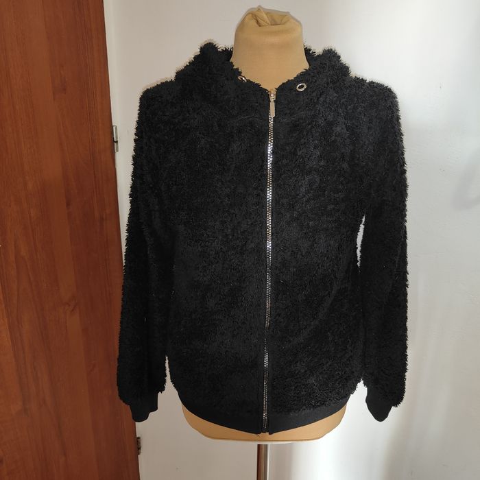 Czarna bluza z kapturem damska.