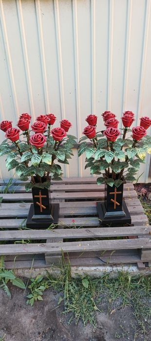 Ковані троянди у вазі