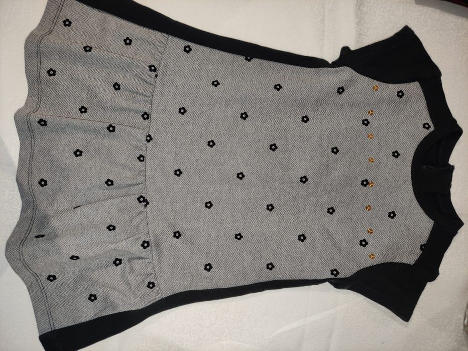 Vestido menina cinza e preto, da marca Chicco