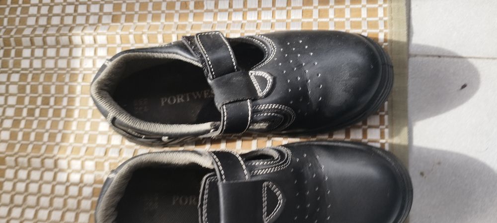 Sandália biqueira de aço número 40 usadas 2vezes 12€