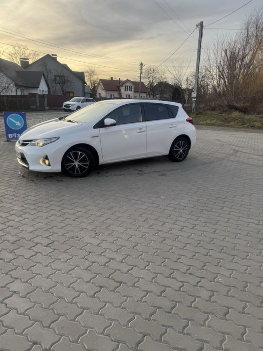 Продається тайота auris 14 рік в гарному стані