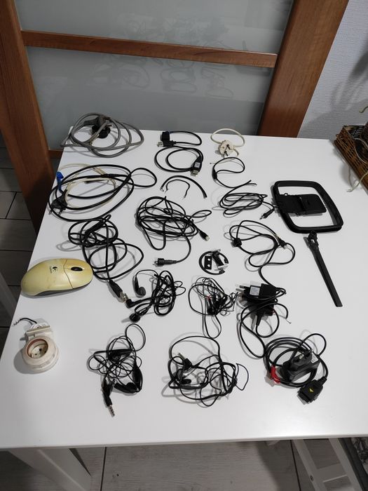 Наушники, шнуры, зарядное для телефона