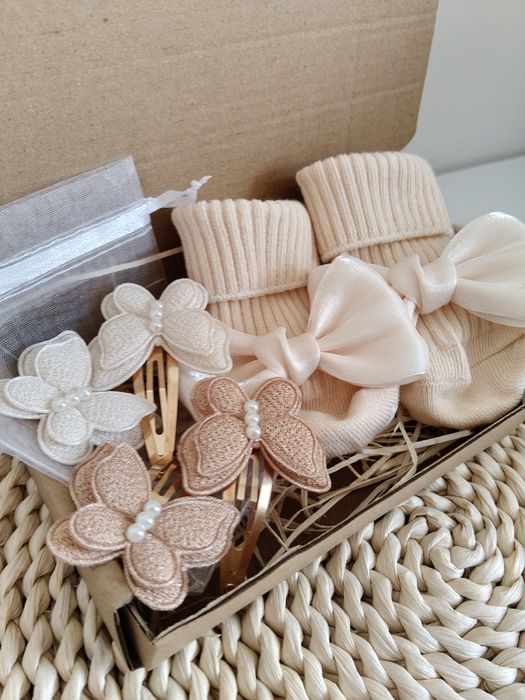 Zestaw dla dziewczynki skarpetki i spinki