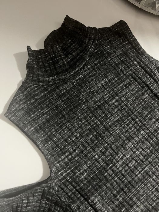 Bluzka even&odd wycięte ramiona odkryte długi rękaw golf prążek