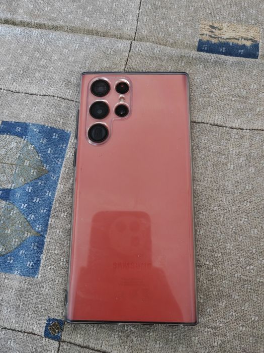 Samsung Galaxy S22 ultra - red