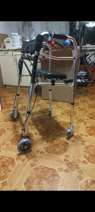 Ходунки на колесах . Нові.