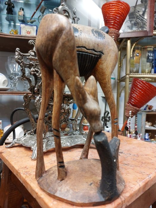 Escultura de cervo em madeira entalhada 

Madeira clara, com um a