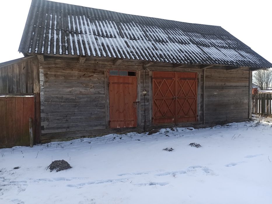 Продам хату з надвірними будівлями.