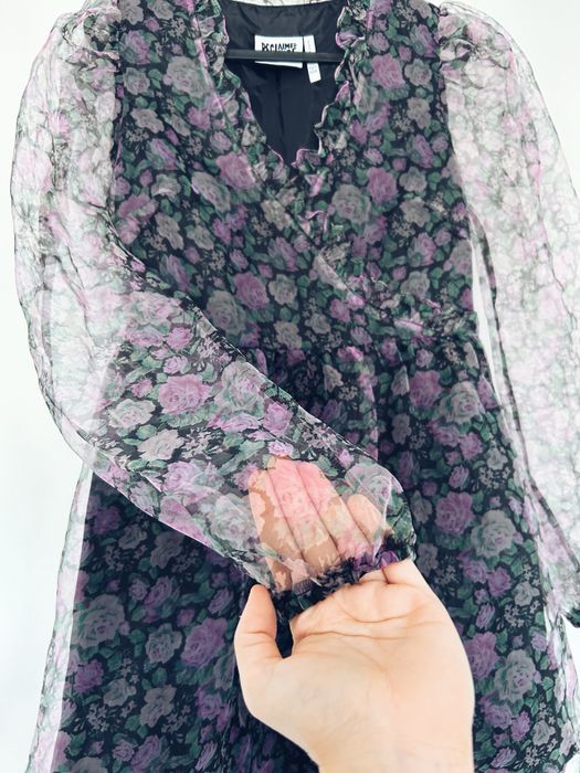 Sukienka w kwiatowy wzór z przezroczystymi rękawami