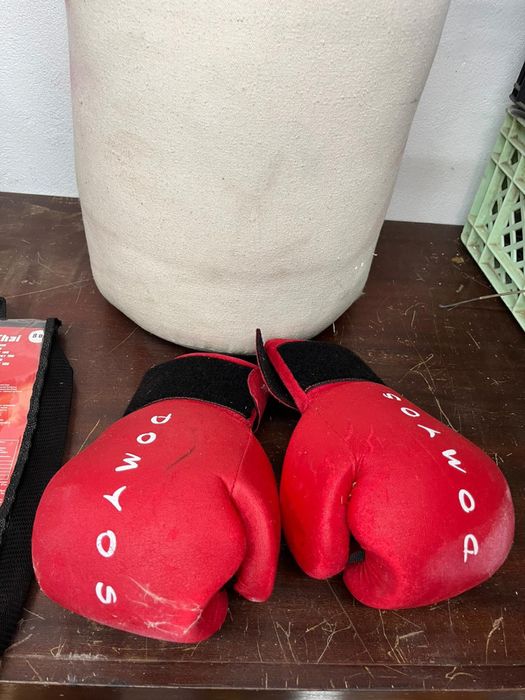 Saco boxe NOVO , nunca usado + Luvas