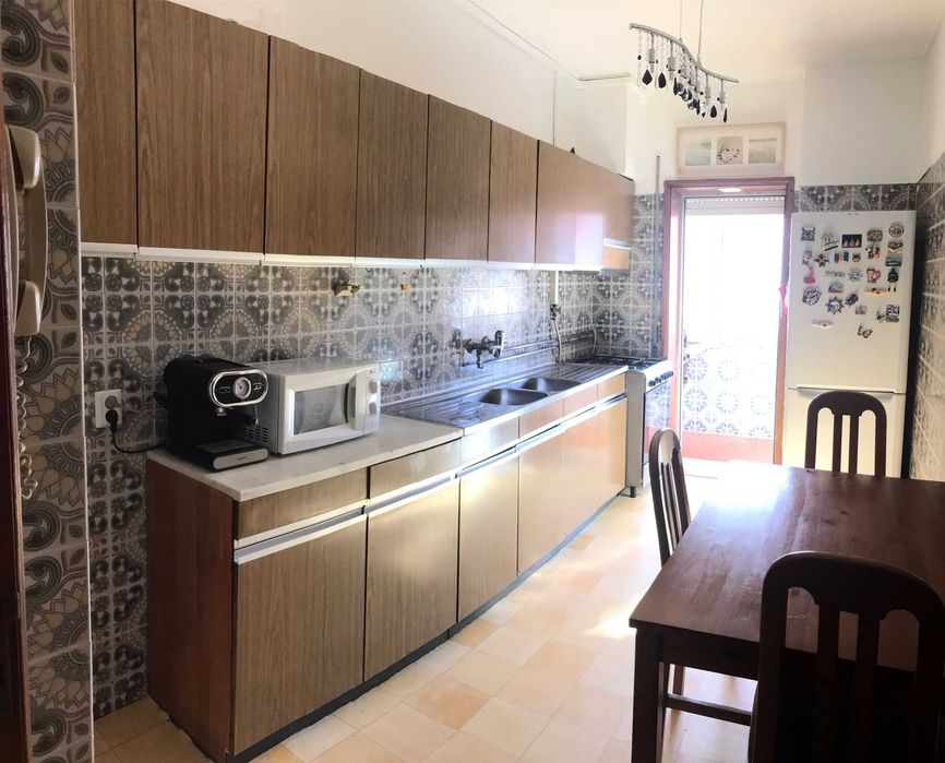 Arrendamento de quarto c/varanda na Rua do Almirante Cândido dos Reis