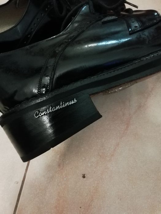 Sapatos em pele novos, Constantinus
