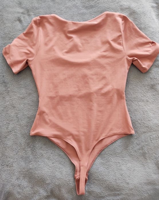 Body z krótkim rękawem