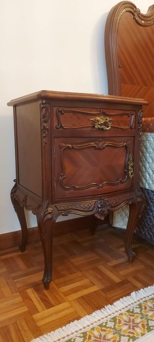 Mobília de quarto completa em madeira maciça – estilo Luis XVI