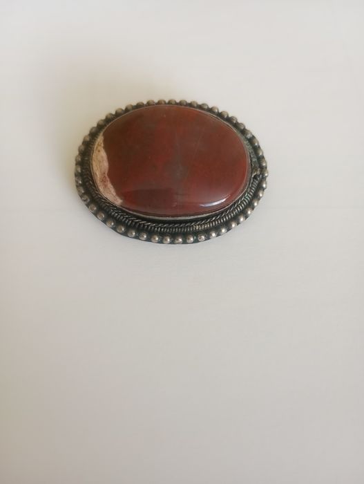 Broszka PRL z kamieniem naturalnym